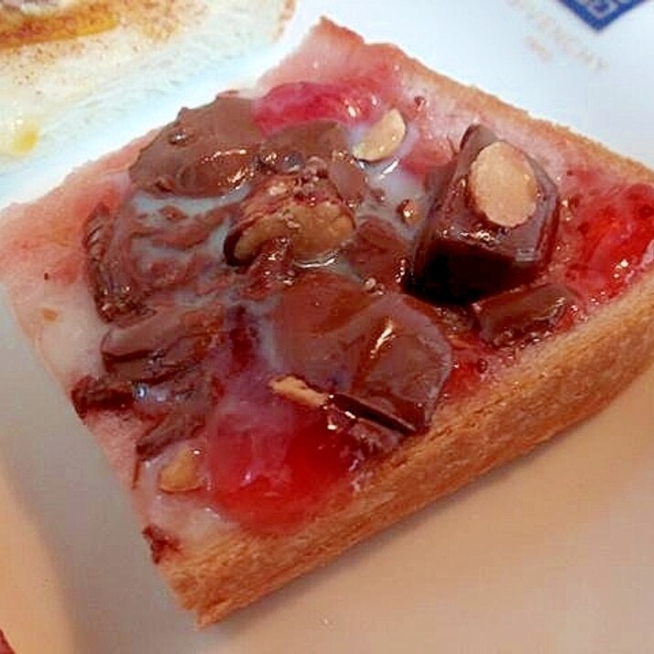 苺ジャム・アーモンドチョコ・練乳トースト
